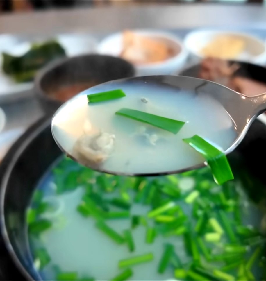 부추를 올린 섬진강 재첩국 한 숟가락