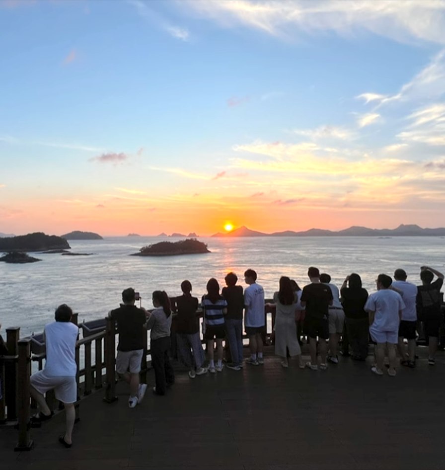 세방낙조 전망대에서 다도해 노을을 바라보는 사람들